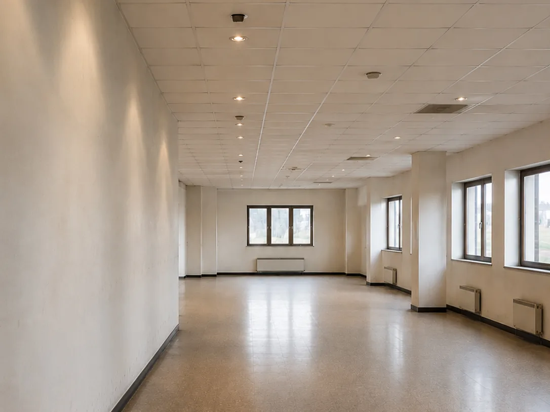 Antes — Antes / después — de una planta impersonal a unas oficinas estructuradas